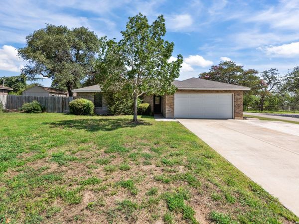 302 Bain Dr, Devine, TX 78016