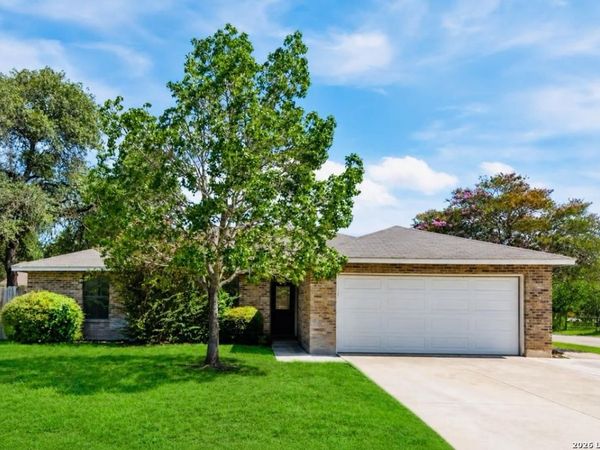 302 Bain Dr, Devine, TX 78016