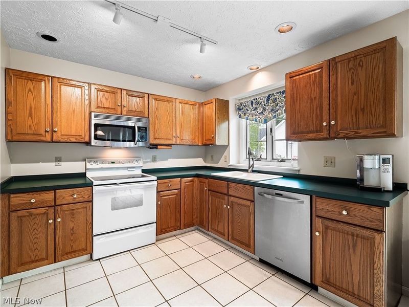 32225 Augusta Drive, Avon Lake, OH 44012 Photo 4