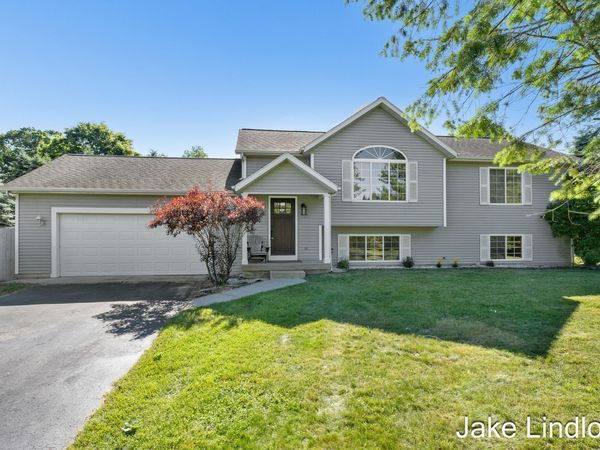 11324 Lindy Drive NE, Rockford, MI 49341
