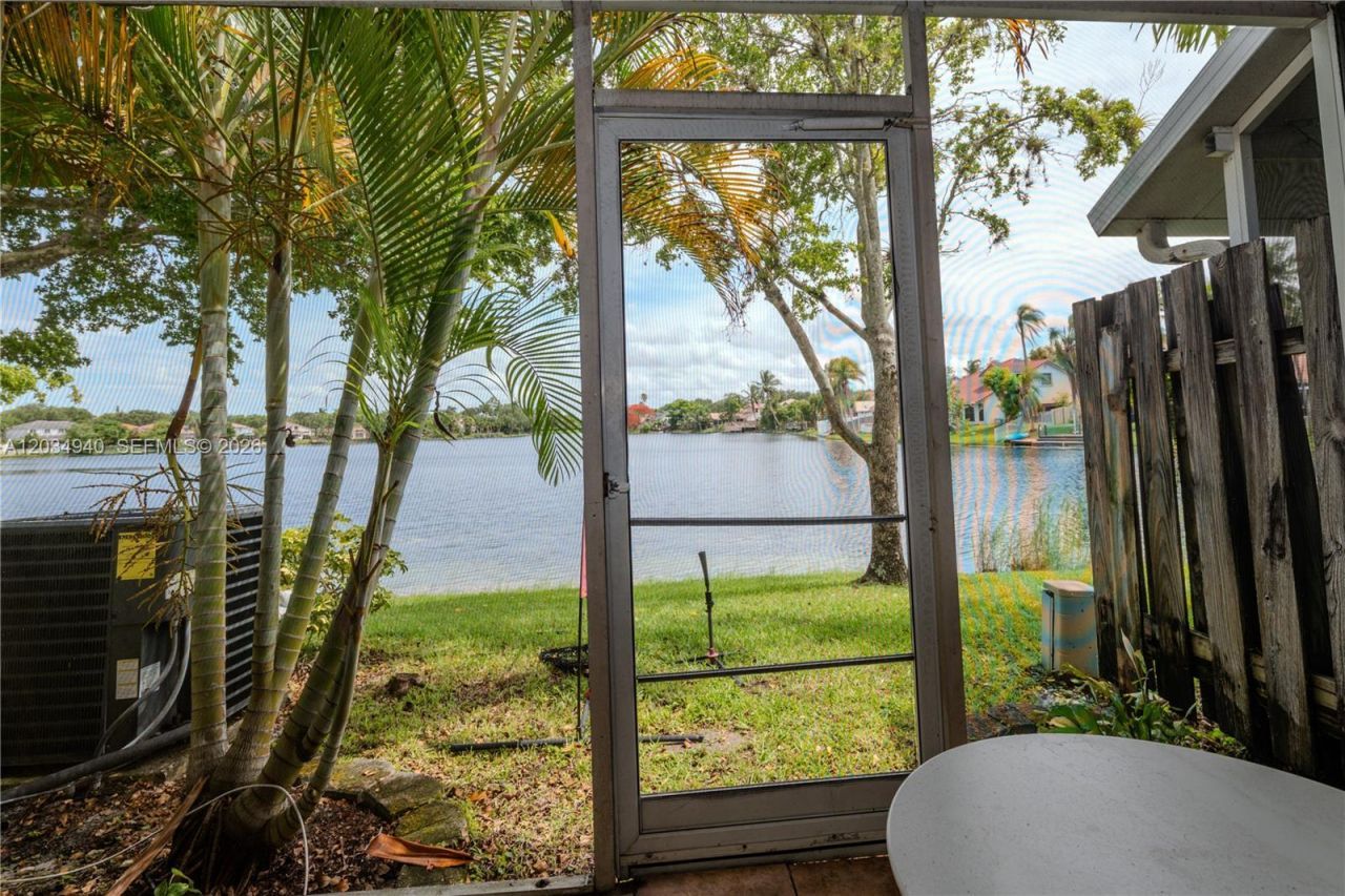 2836 S Edgehill Ln , Cooper City, FL 33026 Photo