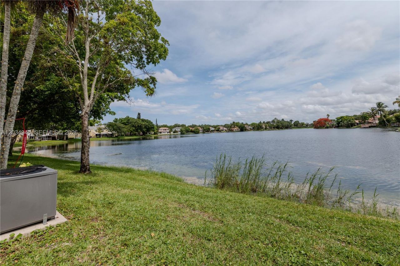 2836 S Edgehill Ln , Cooper City, FL 33026 Photo