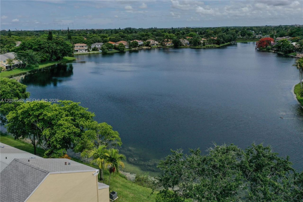 2836 S Edgehill Ln , Cooper City, FL 33026 Photo