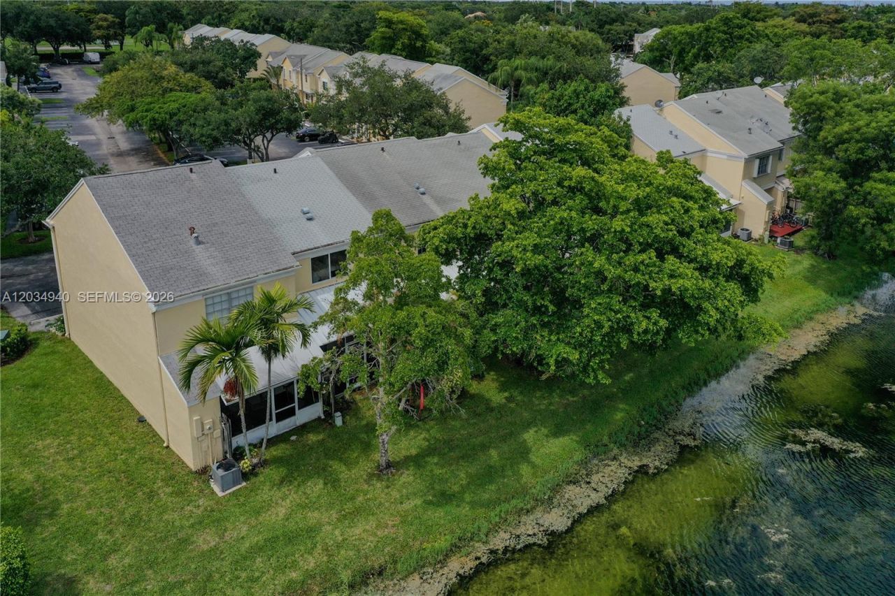 2836 S Edgehill Ln , Cooper City, FL 33026 Photo