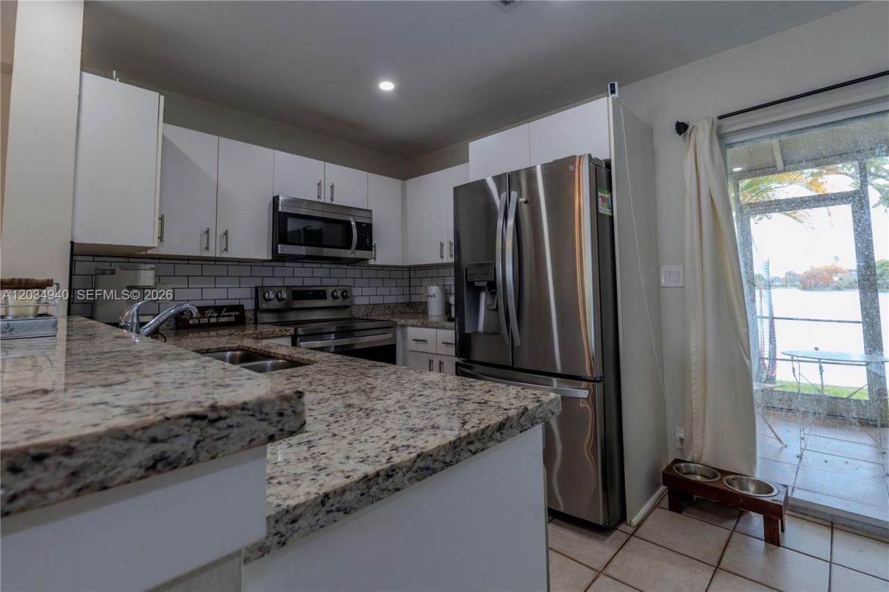 2836 S Edgehill Ln , Cooper City, FL 33026 Photo