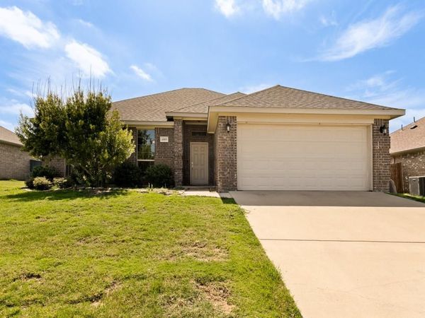 4009 Kensington Drive, Sanger, TX 76266