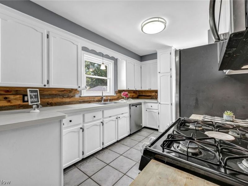 517 Gulf Road, Elyria, OH 44035 Photo 16