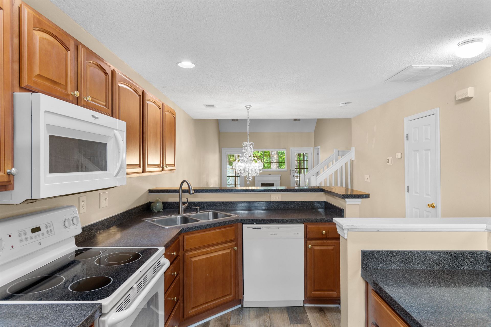 625 Riverward Dr. Photo 10