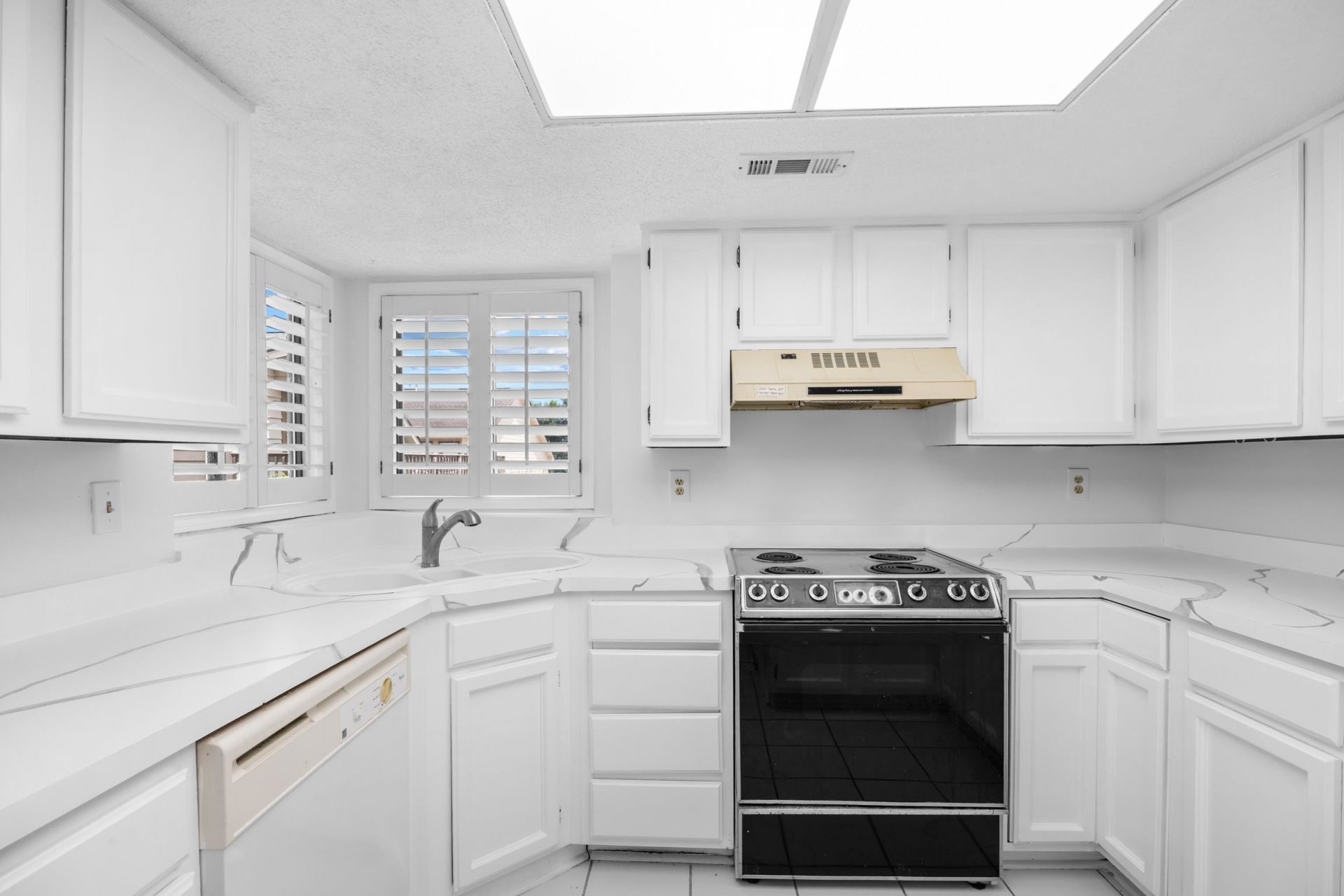 922 Perrin Dr. Photo 16