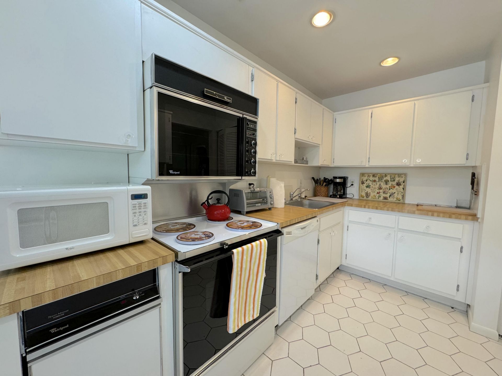 9 Stratford Drive E, Unit B, Boynton Beach, FL 33436 Photo