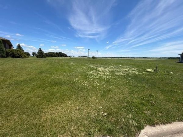 2530 Mossy Creek Drive NE, Owatonna, MN 55060