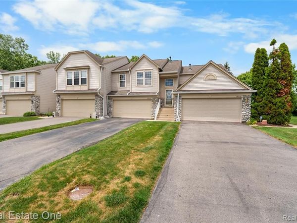 26738 Kirkway Circle, Woodhaven, MI 48183