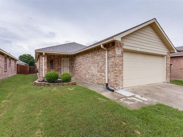 8828 Valley River Drive, Fort Worth, TX 76244