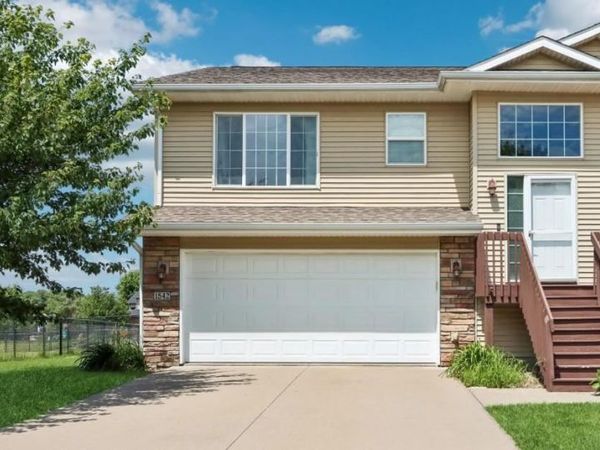 1542 Red Oak Dr, North Liberty, IA 52317