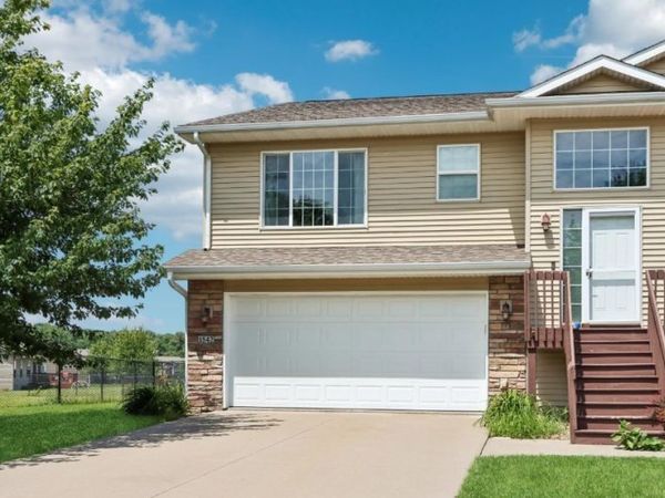 1542 Red Oak Dr, North Liberty, IA 52317