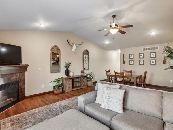 1542 Red Oak Dr, North Liberty, IA 52317