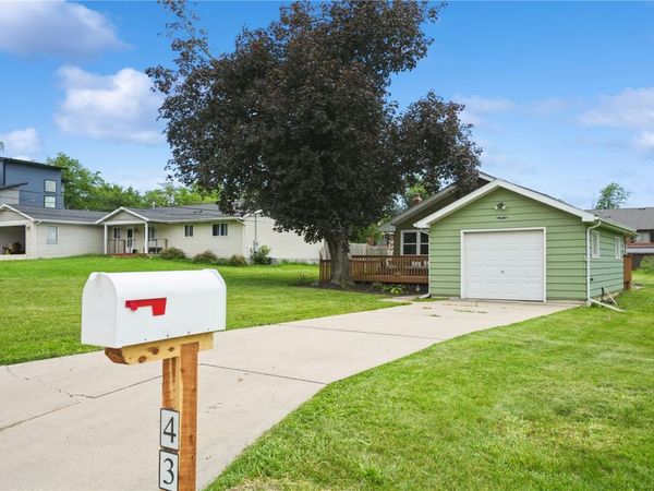 431 30th St Dr SE , Cedar Rapids, IA 52403