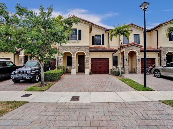 8768 NW 98th Avenue, Unit 8768, Doral, FL 33178