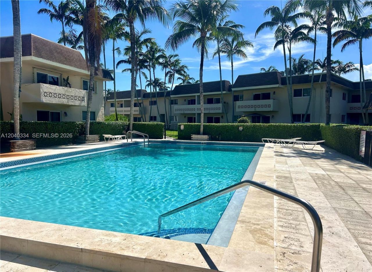 14500 SW 88 Av , Unit 211, Palmetto Bay, FL 33176 Photo