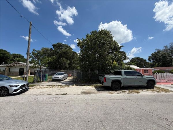 867 NW 109th St , Miami, FL 33168