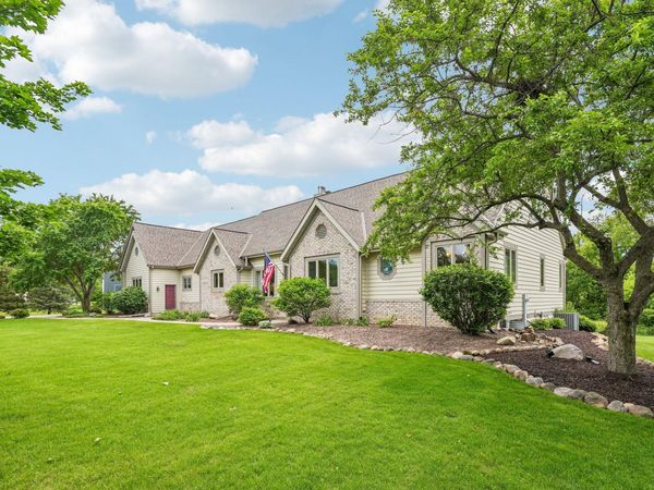 240 Crystal Dr, Hartland, WI 53029