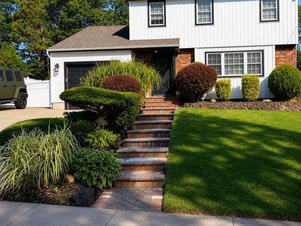 35 Washington Heights Street, Selden, NY 11784