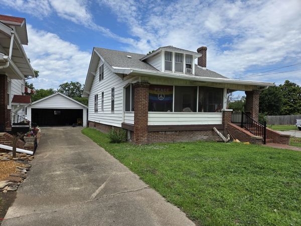 500 W Sloan Street , Harrisburg, IL 62946