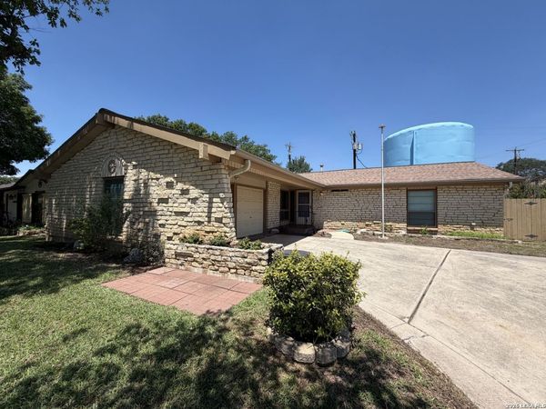 7821 VILLAGE OAK DR, Live Oak, TX 78233