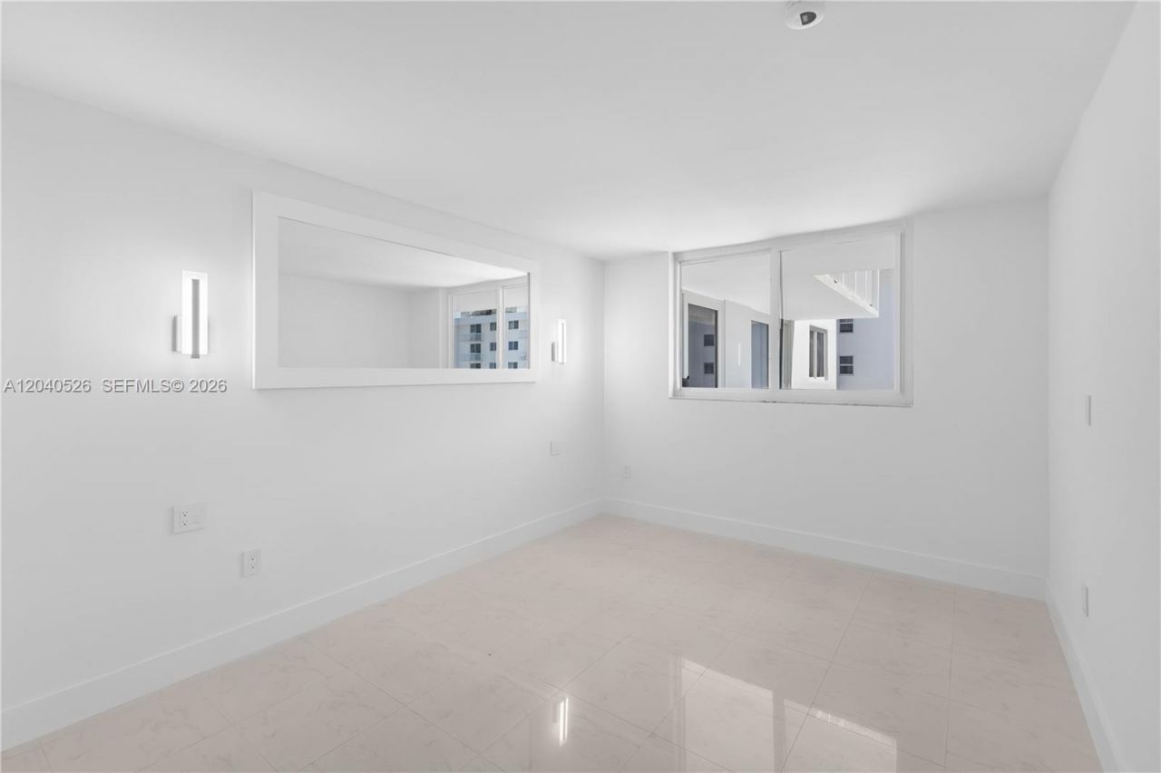345 Ocean Dr , Unit 924, Miami Beach, FL 33139 Photo
