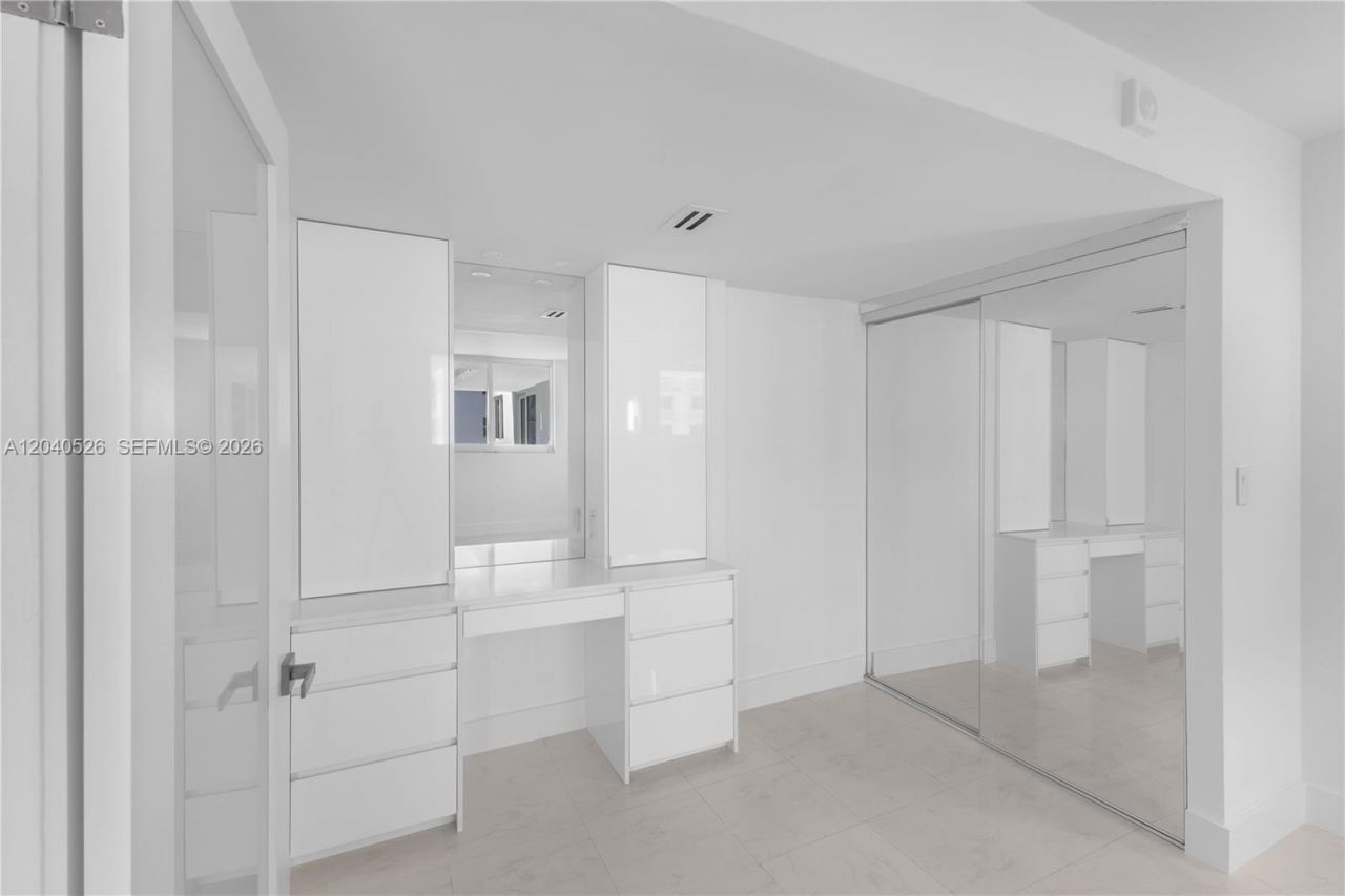 345 Ocean Dr , Unit 924, Miami Beach, FL 33139 Photo