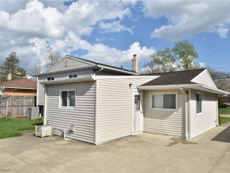 6208 Sylvia Drive, Brook Park, OH 44142 Photo 2
