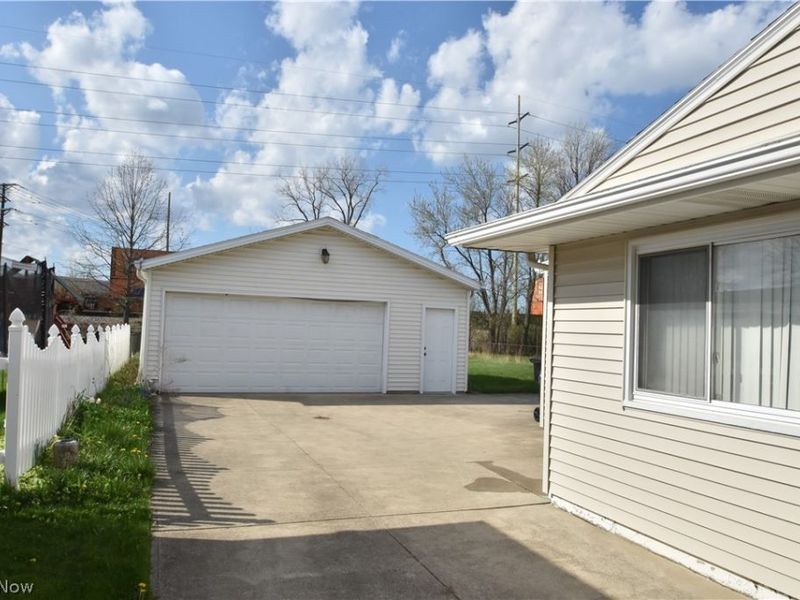 6208 Sylvia Drive, Brook Park, OH 44142 Photo 3