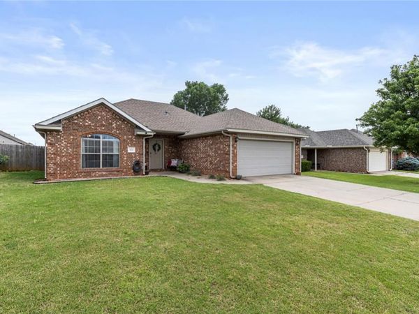 624 E Greenwood Lane, Mustang, OK 73064