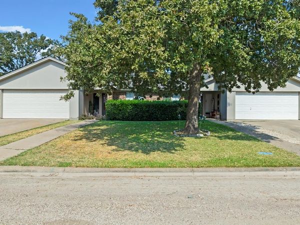 421 / 423 Bond Street , Hillsboro, TX 76645