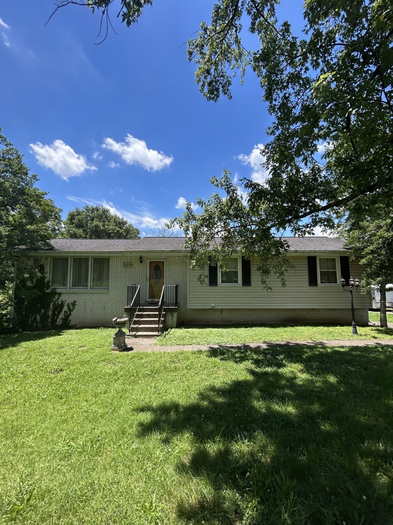 229 S Valley Rd S, Hendersonville, TN 37075 Main Photo