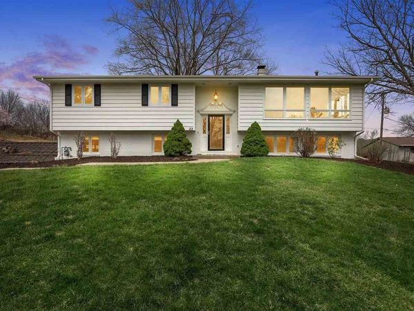 22 Fairview Knl NE, Iowa City, IA 52240