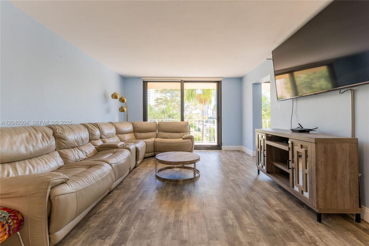 290 174th St , Unit 318, Sunny Isles Beach, FL 33160 Photo