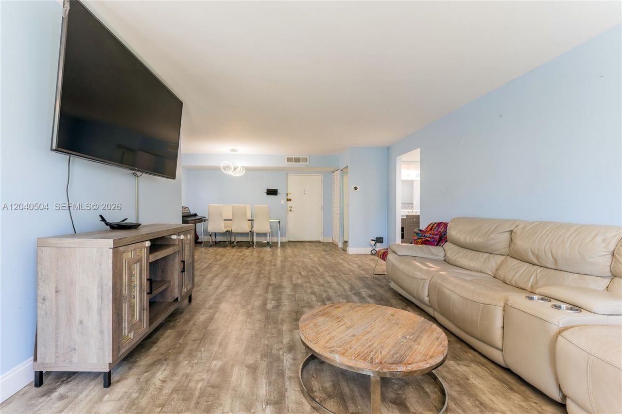 290 174th St , Unit 318, Sunny Isles Beach, FL 33160 Photo