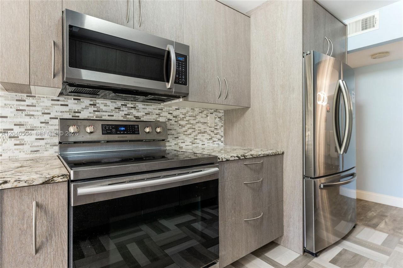 290 174th St , Unit 318, Sunny Isles Beach, FL 33160 Photo