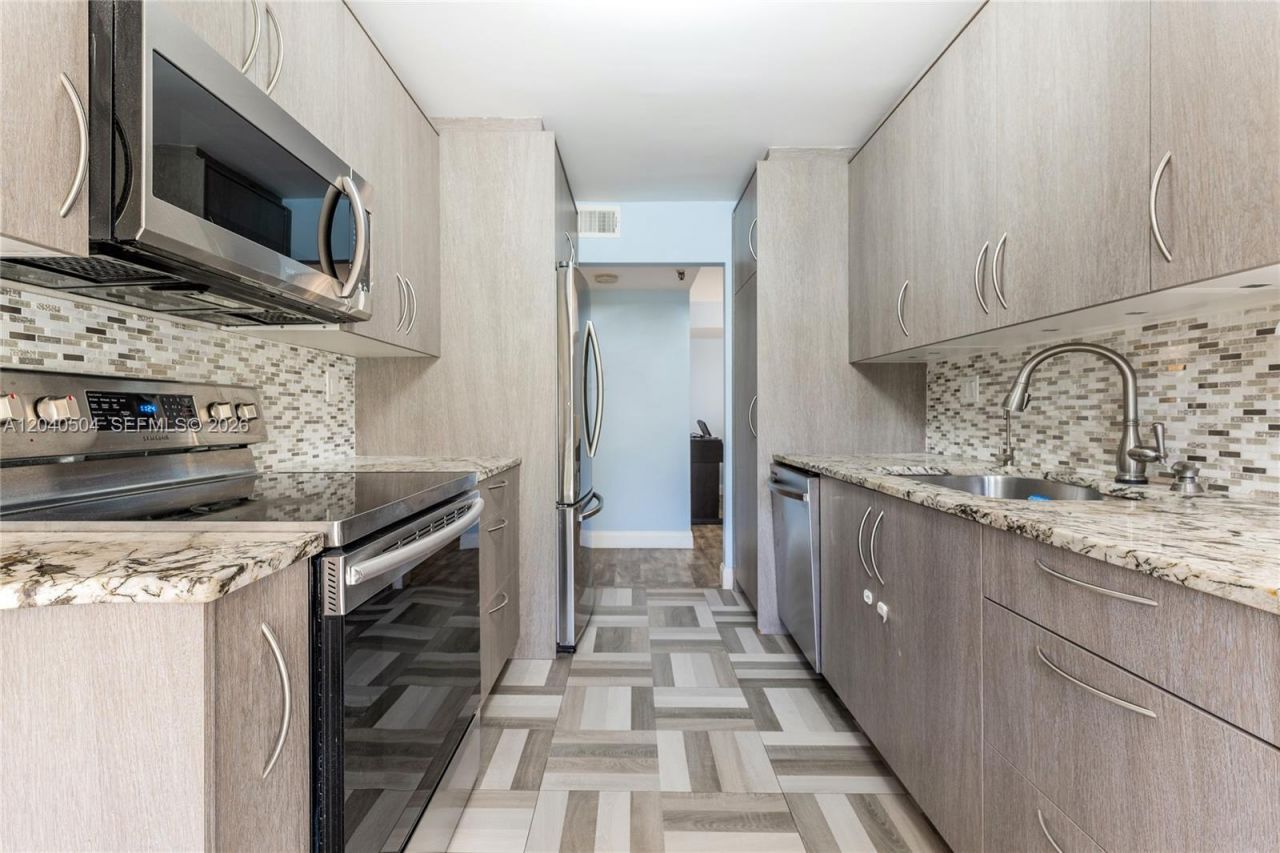 290 174th St , Unit 318, Sunny Isles Beach, FL 33160 Photo