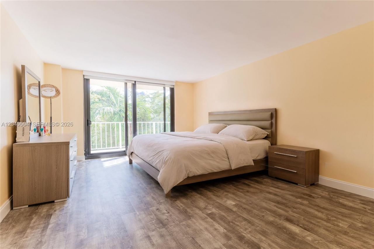 290 174th St , Unit 318, Sunny Isles Beach, FL 33160 Photo