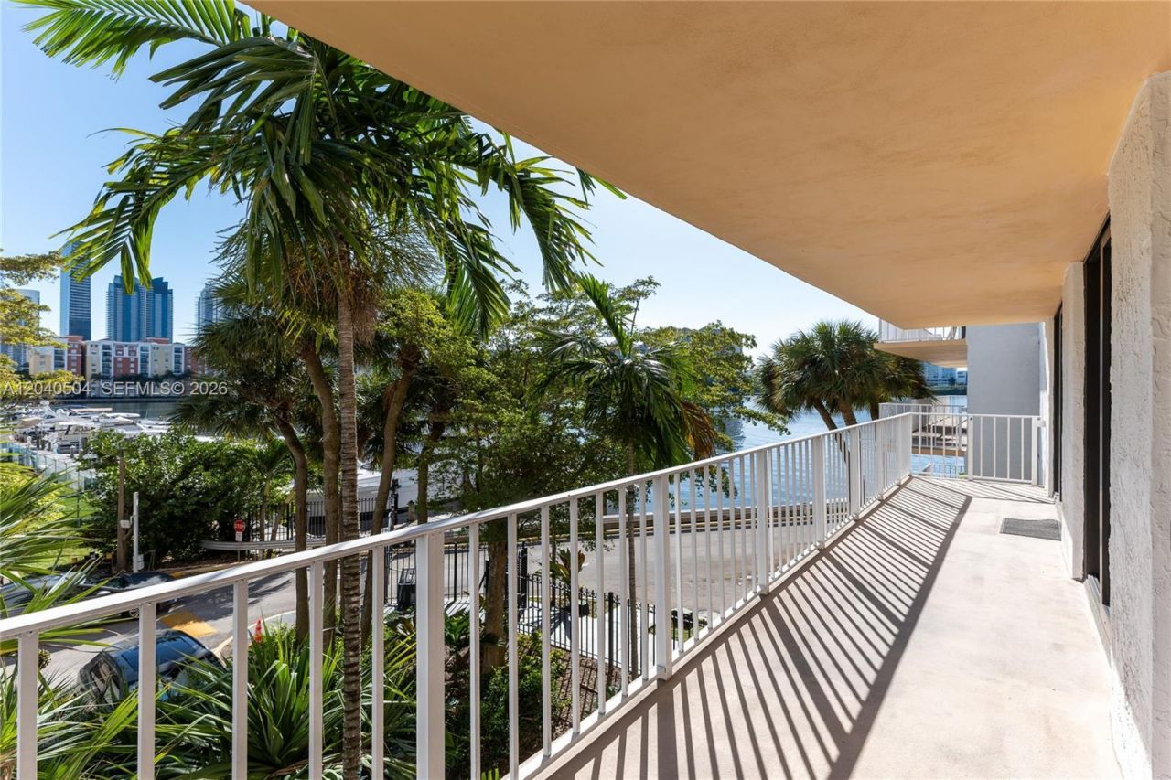 290 174th St , Unit 318, Sunny Isles Beach, FL 33160 Photo