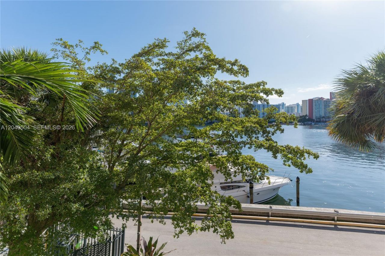 290 174th St , Unit 318, Sunny Isles Beach, FL 33160 Photo