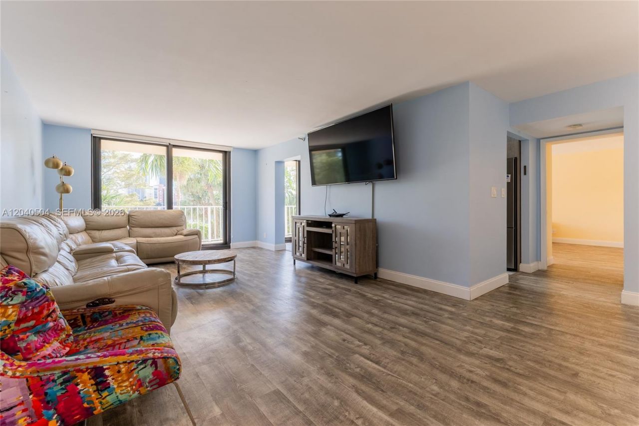 290 174th St , Unit 318, Sunny Isles Beach, FL 33160 Photo