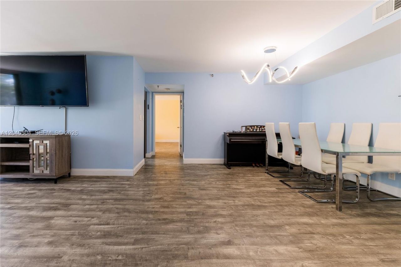 290 174th St , Unit 318, Sunny Isles Beach, FL 33160 Photo