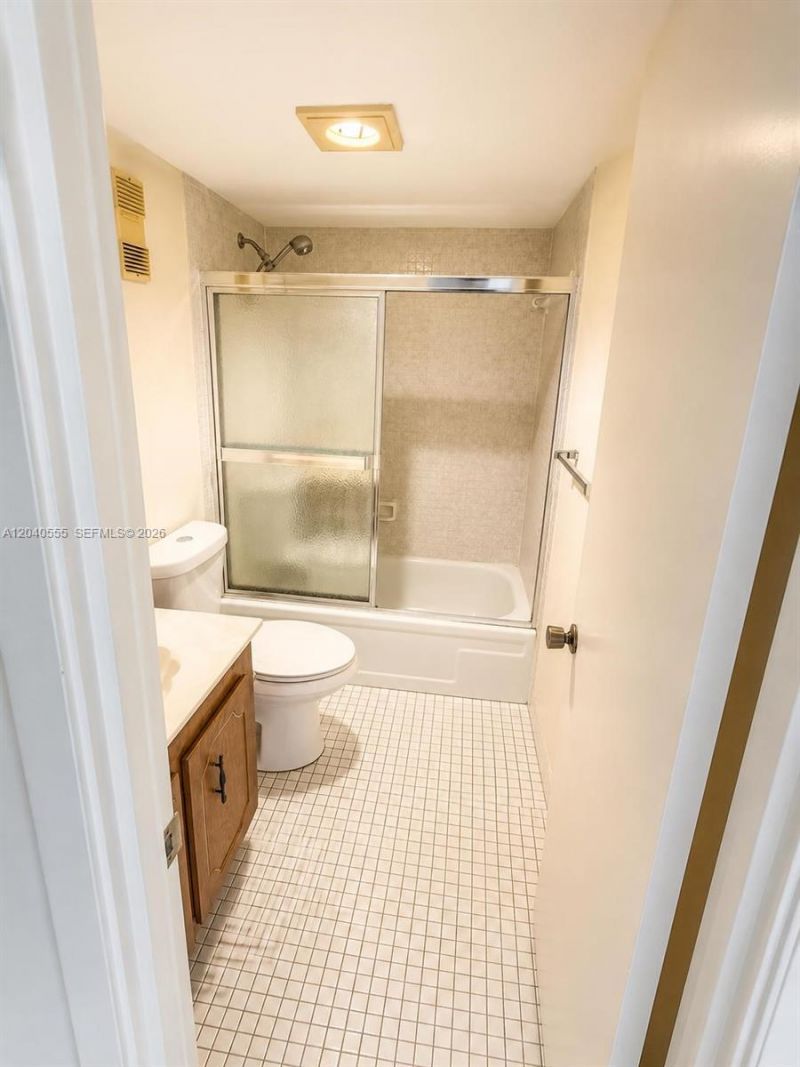 900 Saint Charles Pl, Unit 407, Pembroke Pines, FL 33026 Photo