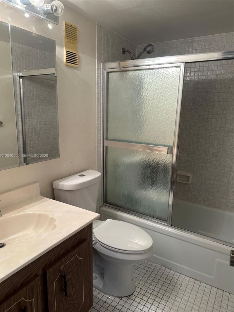 900 Saint Charles Pl, Unit 407, Pembroke Pines, FL 33026 Photo