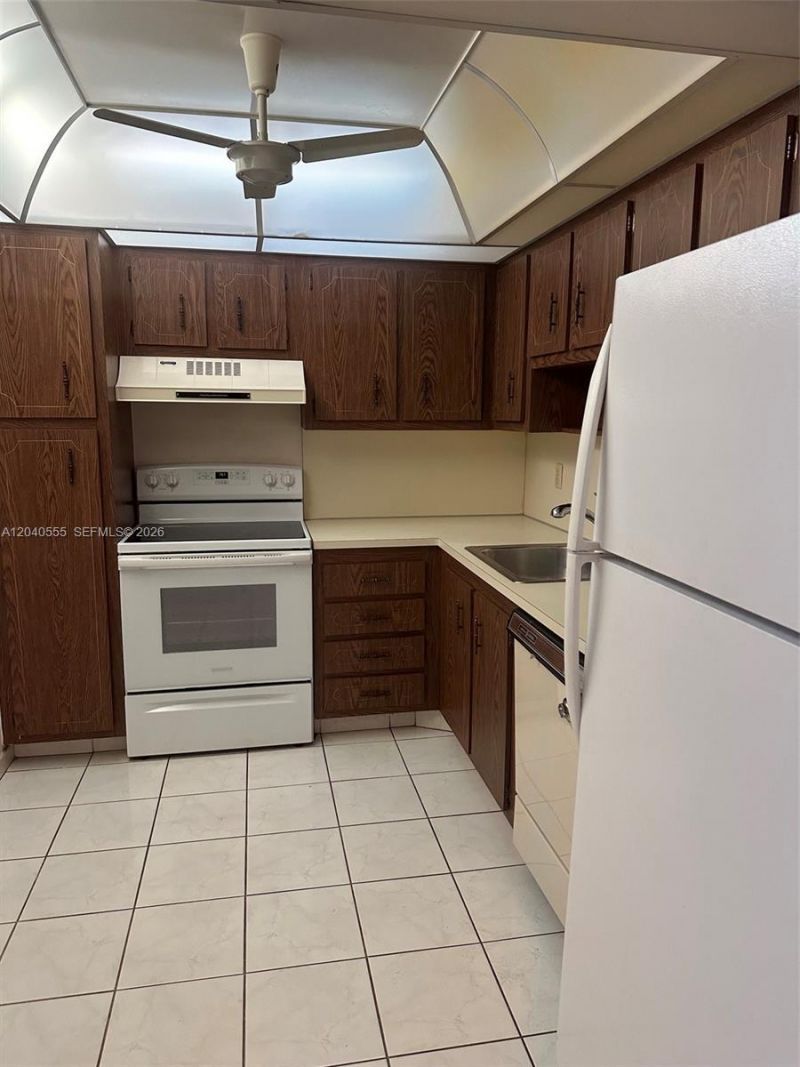 900 Saint Charles Pl, Unit 407, Pembroke Pines, FL 33026 Photo