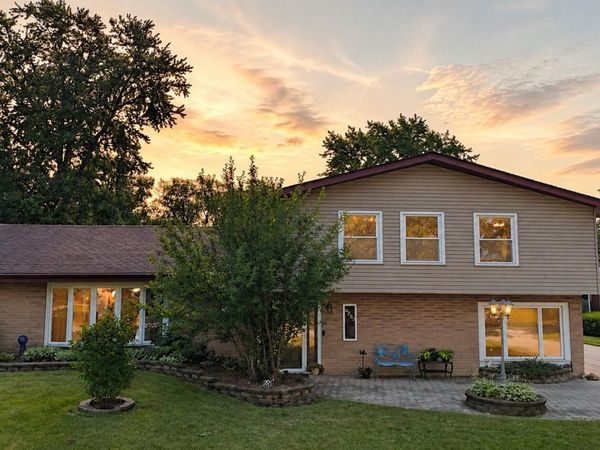 8205 Oakwood Avenue, Munster, IN 46321