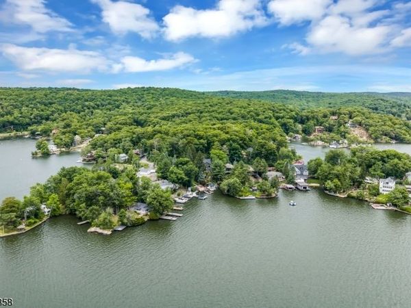 18 Oakdale Ave, Hopatcong, NJ 07821